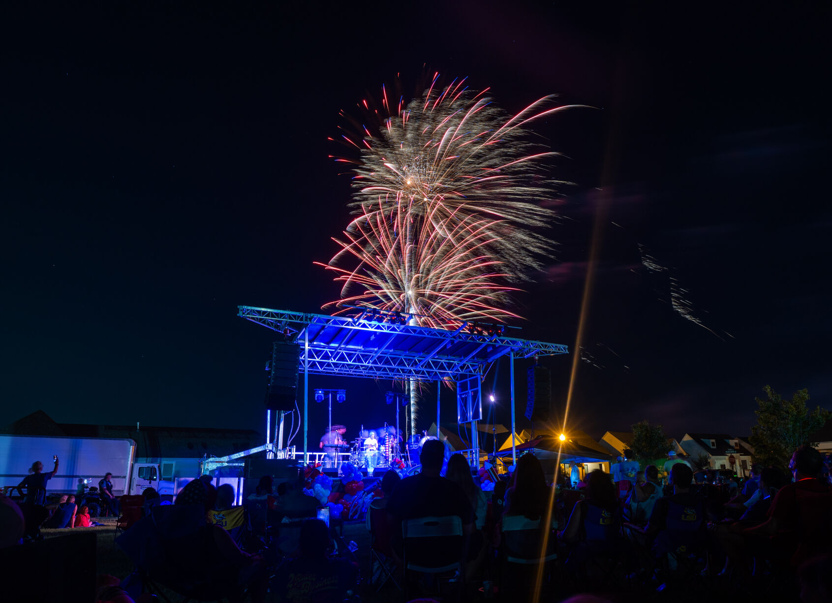 BR.redwhiteandboom.adv_2798 MJ.JPG